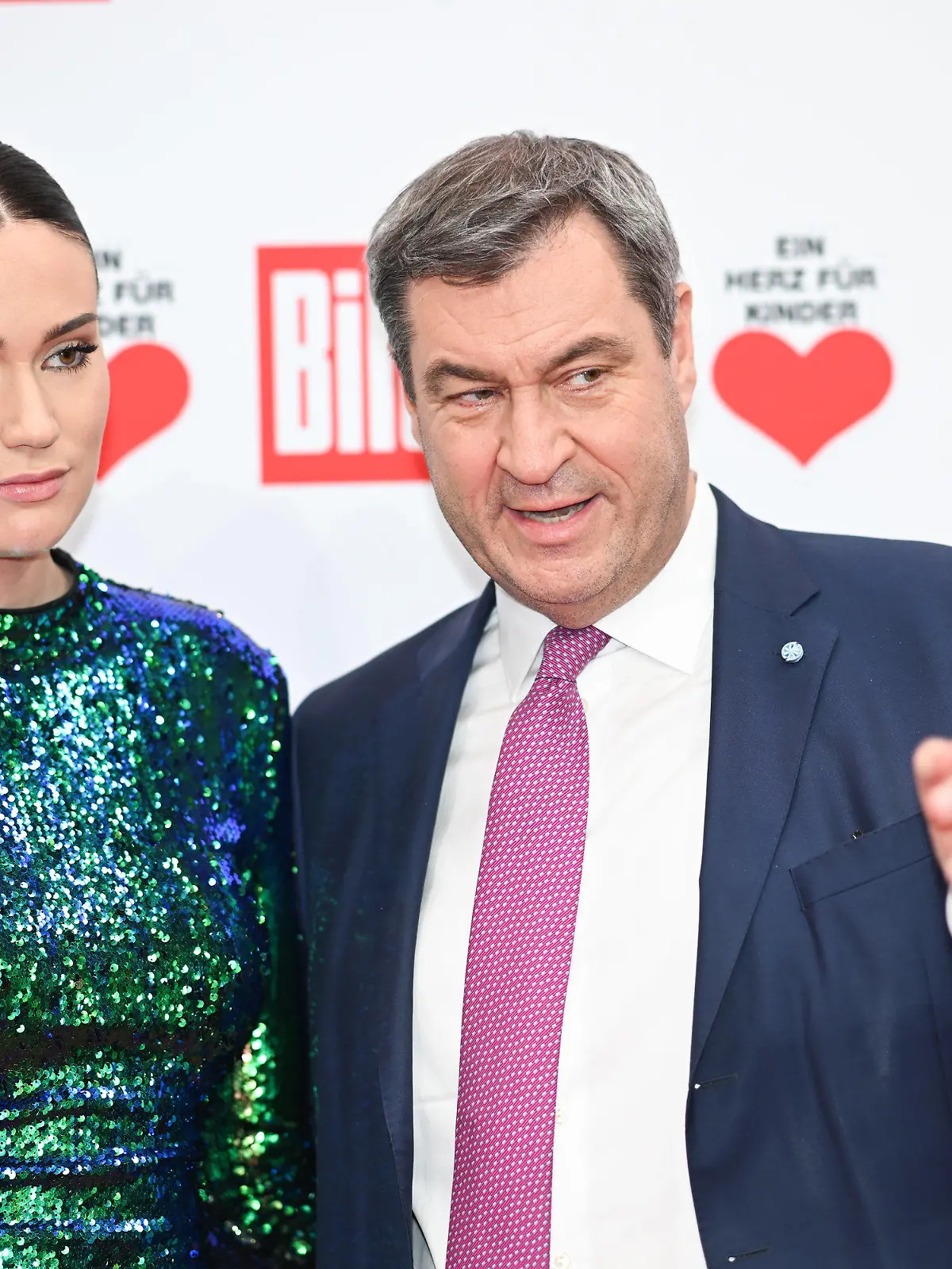09.12.2023, Berlin: Gloria-Sophie Burkandt mit ihren Vater Markus Söder (CSU), Ministerpräsident von Bayern, stehen auf dem Roten Teppich der TV-Spendengala "Ein Herz für Kinder". Foto: Sebastian Christoph Gollnow/dpa +++ dpa-Bildfunk +++