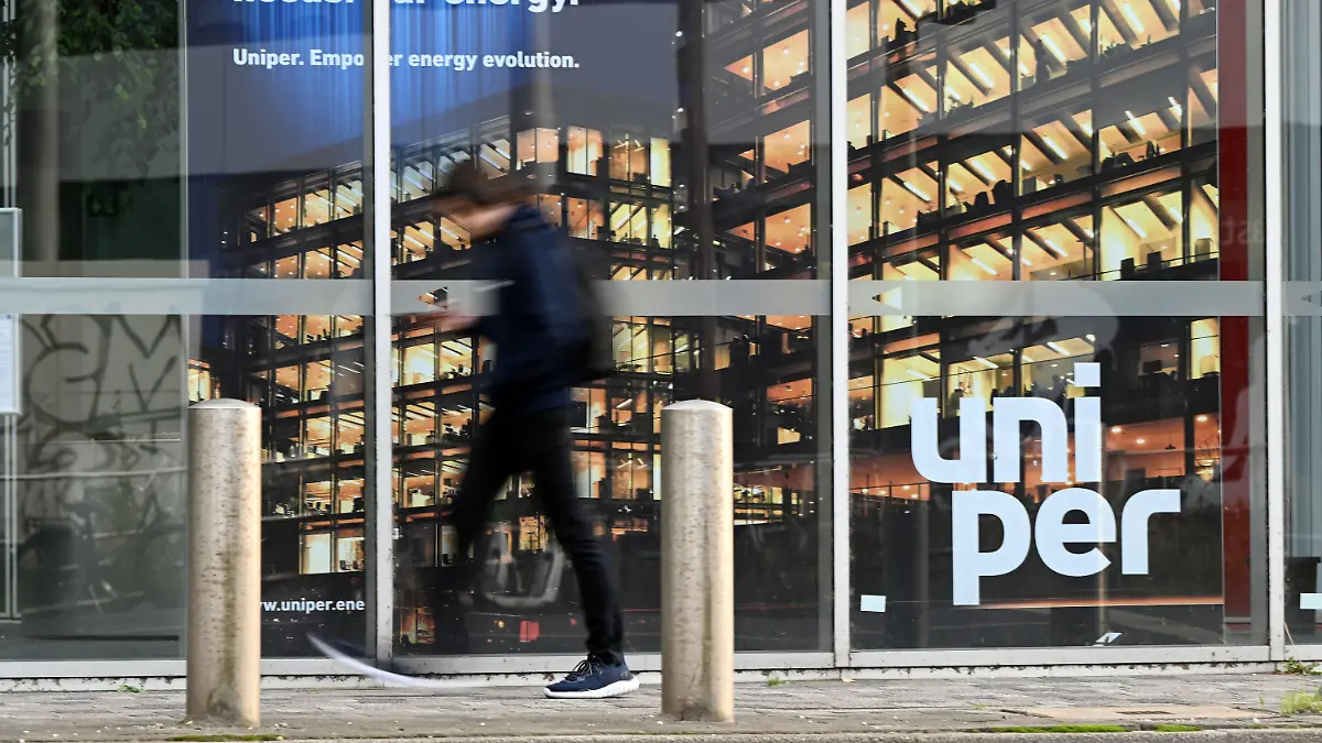 ARCHIV - 20.09.2022, Nordrhein-Westfalen, Düsseldorf: Ein Passant geht an der Zentrale von Uniper vorbei. (Zu dpa «CDU-Wirtschaftsrat: Ampel braucht bei Uniper von Anfang an Exit-Plan») Foto: Federico Gambarini/dpa +++ dpa-Bildfunk +++