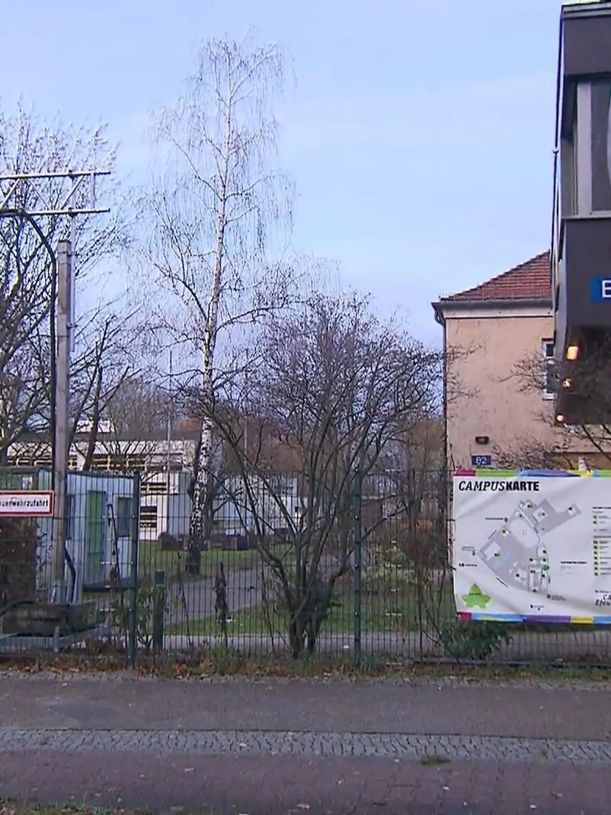 Fünf Schüler geraten in Streit, Pfefferspray wird versprüht. Die Schulleiterin will eingreifen, bricht sich dabei einen Finger. Am Schluss müssen 49 Menschen medizinisch versorgt werden. Was genau ist hier passiert?