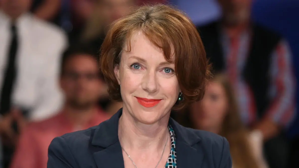 Dr. Ulrike Guerot Politikwissenschaftlerin in der ZDF-Talkshow maybrit illner am 04.06.2015 in Berlin Thema der Sendung: Union der Egoisten - Europas Einheit in Gefahr *** Dr Ulrike Guerot Political scientist on the ZDF talk show maybrit illner on 04 06 2015 in Berlin Topic of the show Union of Egoists Europes Unity in Danger Copyright: xEventpressxStauffenbergx