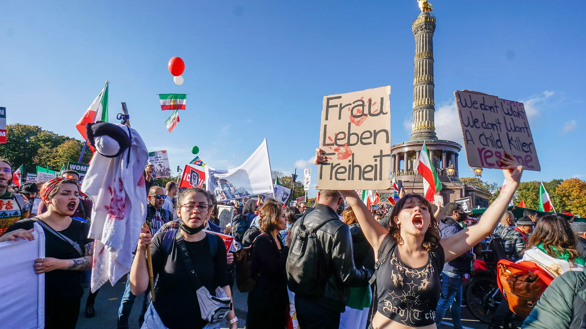  Solidaritäts-Demonstration gegen die Unterdrückung der Frauen im Iran, Tiergarten, Siegessäule, Großer Stern, Berlin Großdemo gegen das Regime der Mullahs im Iran. Auslöser der Demonstrationen war der Tod der 22-jährigen Masha Amini. 22.10.2022, Berlin-Mitte, Tiergarten, News, *** Solidarity demonstration against the oppression of women in Iran, Tiergarten, Siegessäule, Großer Stern, Berlin Large demonstration against the regime of the mullahs in Iran Triggered by the death of 22 year old Masha Amini 22 10 2022, Berlin Mitte, Tiergarten, News,