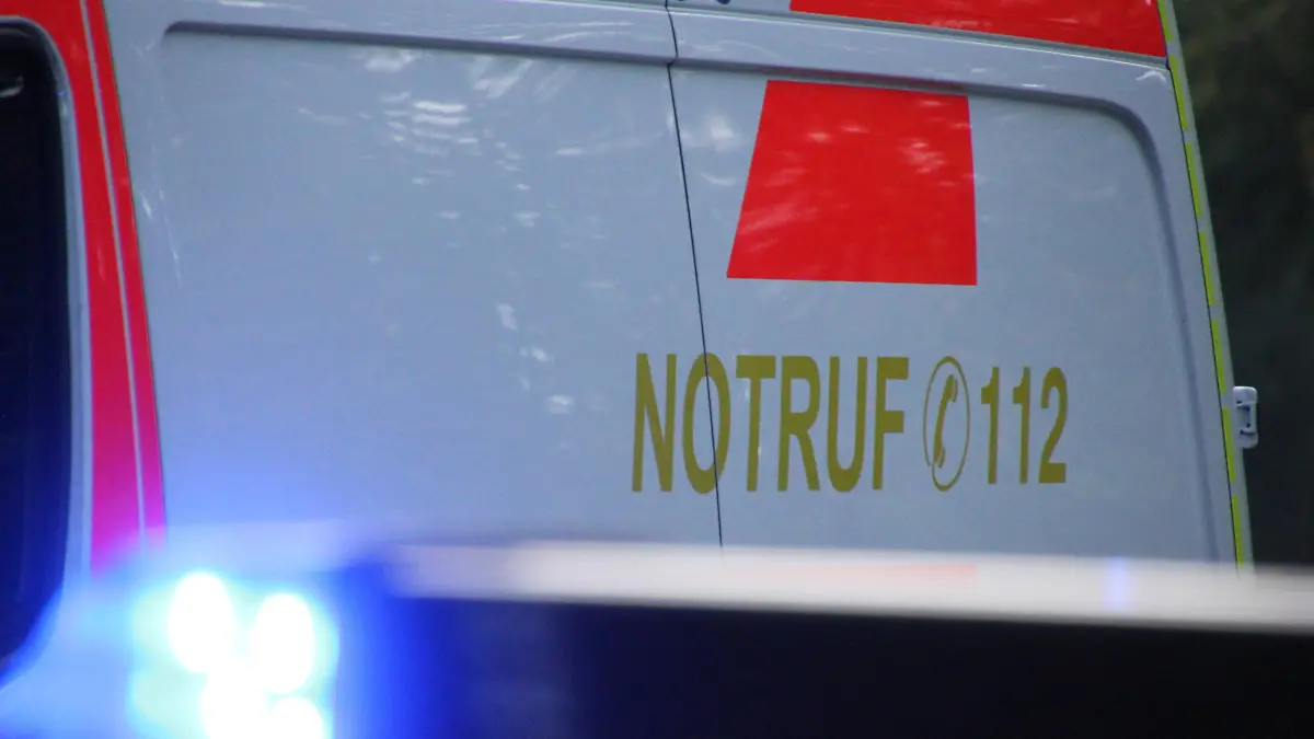  Symbolbild: Feuerwehr, Einsatz, Blaulicht, Atemschutz Symbol /- Themenbild: Feuerwehr, Niedersachsen, Salzgitter, Hannover, Braunschweig, Wolfenbüttel, Harz, Harzvorland, Atemschutz, Atemschutzüberwachung, Blaulicht, Funkgerät, Digitalfunk, Feuerwehrmann, Löscheinsatz, Schlauch, Helm, PSA, Einsatzkleidung, Helm, Notruf, 112, Löschfahrzeug, Polizei, Rettungsdienst Deutschland *** Symbol fire brigade, operation, blue light, respiratory protection symbol theme fire brigade, Lower Saxony, Salzgitter, Hanover, Brunswick, Wolfenbüttel, Harz, Harz foreland, respiratory protection, respiratory protection monitoring, blue light, radio, digital radio, firefighter, fire fighting, hose, helmet, PSA, operation clothing, helmet, emergency call, 1 Copyright: xMartinxDziadekx