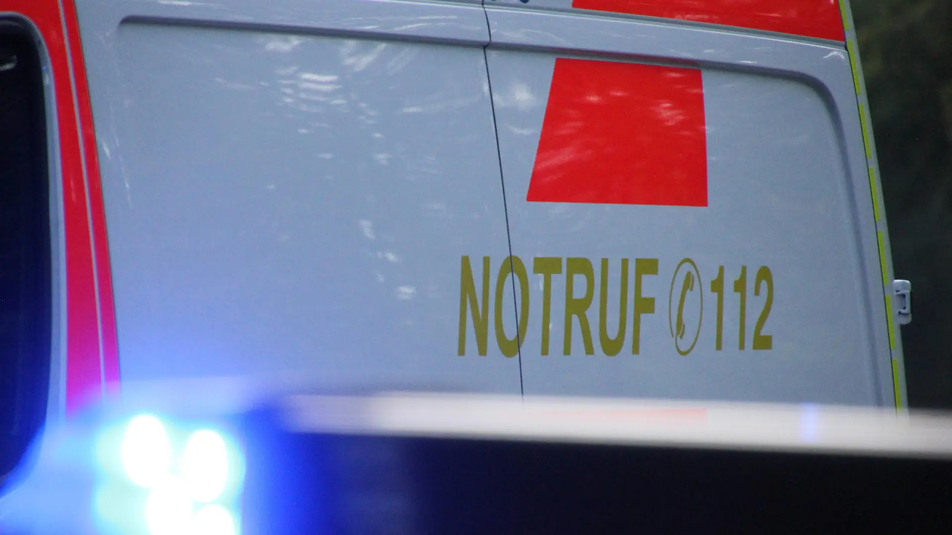  Symbolbild: Feuerwehr, Einsatz, Blaulicht, Atemschutz Symbol /- Themenbild: Feuerwehr, Niedersachsen, Salzgitter, Hannover, Braunschweig, Wolfenbüttel, Harz, Harzvorland, Atemschutz, Atemschutzüberwachung, Blaulicht, Funkgerät, Digitalfunk, Feuerwehrmann, Löscheinsatz, Schlauch, Helm, PSA, Einsatzkleidung, Helm, Notruf, 112, Löschfahrzeug, Polizei, Rettungsdienst Deutschland *** Symbol fire brigade, operation, blue light, respiratory protection symbol theme fire brigade, Lower Saxony, Salzgitter, Hanover, Brunswick, Wolfenbüttel, Harz, Harz foreland, respiratory protection, respiratory protection monitoring, blue light, radio, digital radio, firefighter, fire fighting, hose, helmet, PSA, operation clothing, helmet, emergency call, 1 Copyright: xMartinxDziadekx