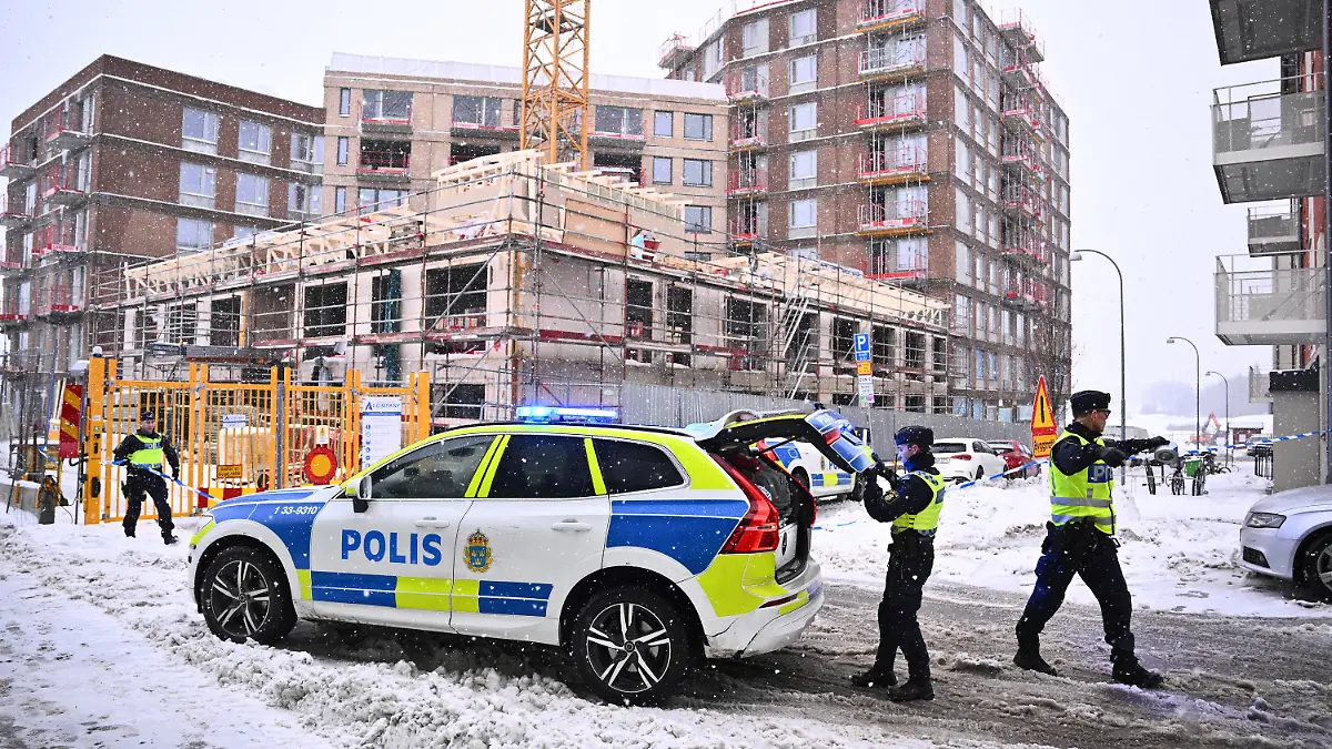 11.12.2023, Schweden, Stockholm: Die schwedische Polizei trifft an dem Ort ein, an dem ein Bauaufzug auf einer Baustelle in Sundbyberg nördlich von Stockholm zu Boden stürzte. Bei einem schweren Unfall auf einer Baustelle in Schweden sind mehrere Menschen ums Leben gekommen. Foto: Claudio Bresciani/TT News Agency/AP/dpa +++ dpa-Bildfunk +++