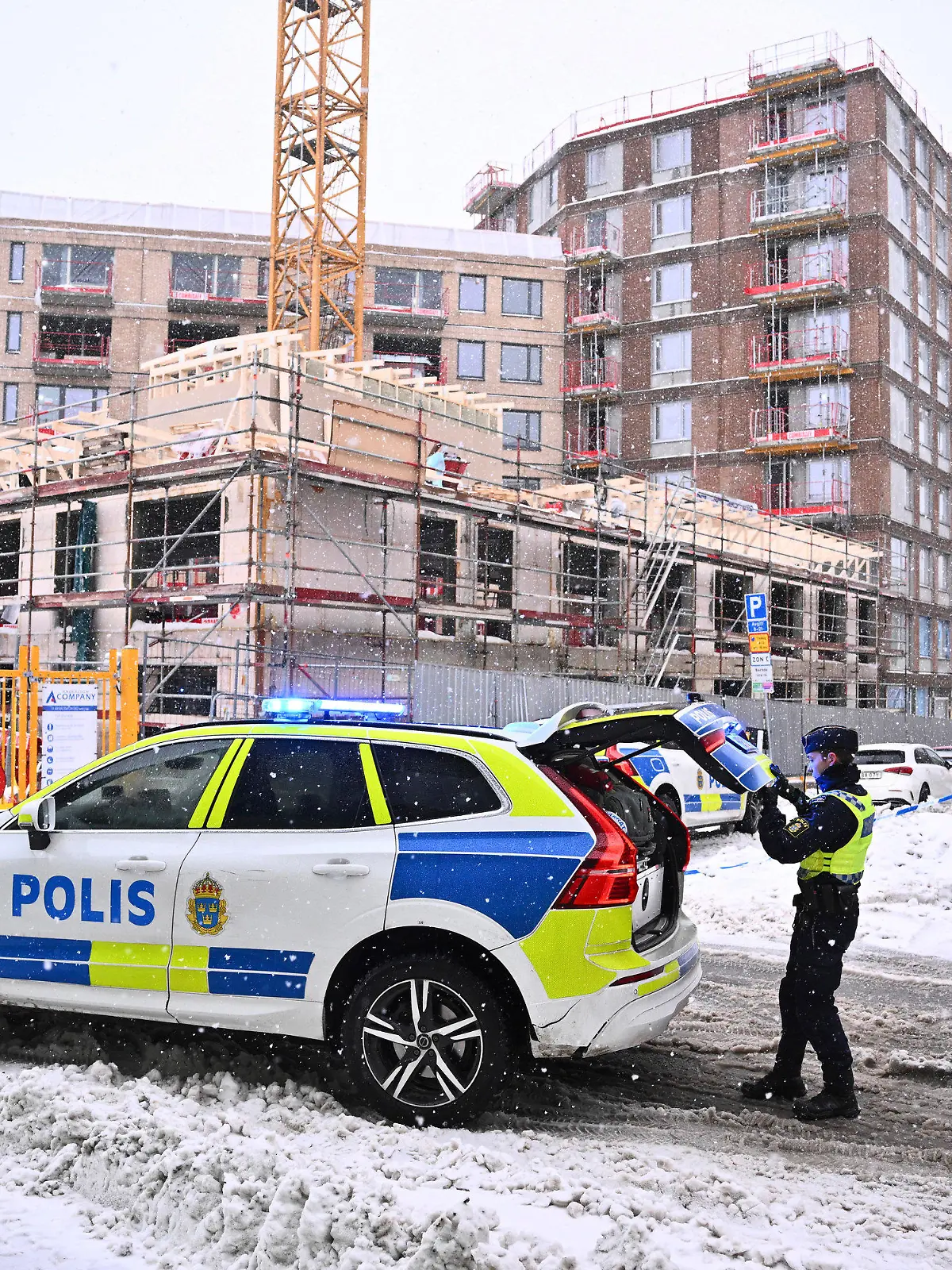 11.12.2023, Schweden, Stockholm: Die schwedische Polizei trifft an dem Ort ein, an dem ein Bauaufzug auf einer Baustelle in Sundbyberg nördlich von Stockholm zu Boden stürzte. Bei einem schweren Unfall auf einer Baustelle in Schweden sind mehrere Menschen ums Leben gekommen. Foto: Claudio Bresciani/TT News Agency/AP/dpa +++ dpa-Bildfunk +++