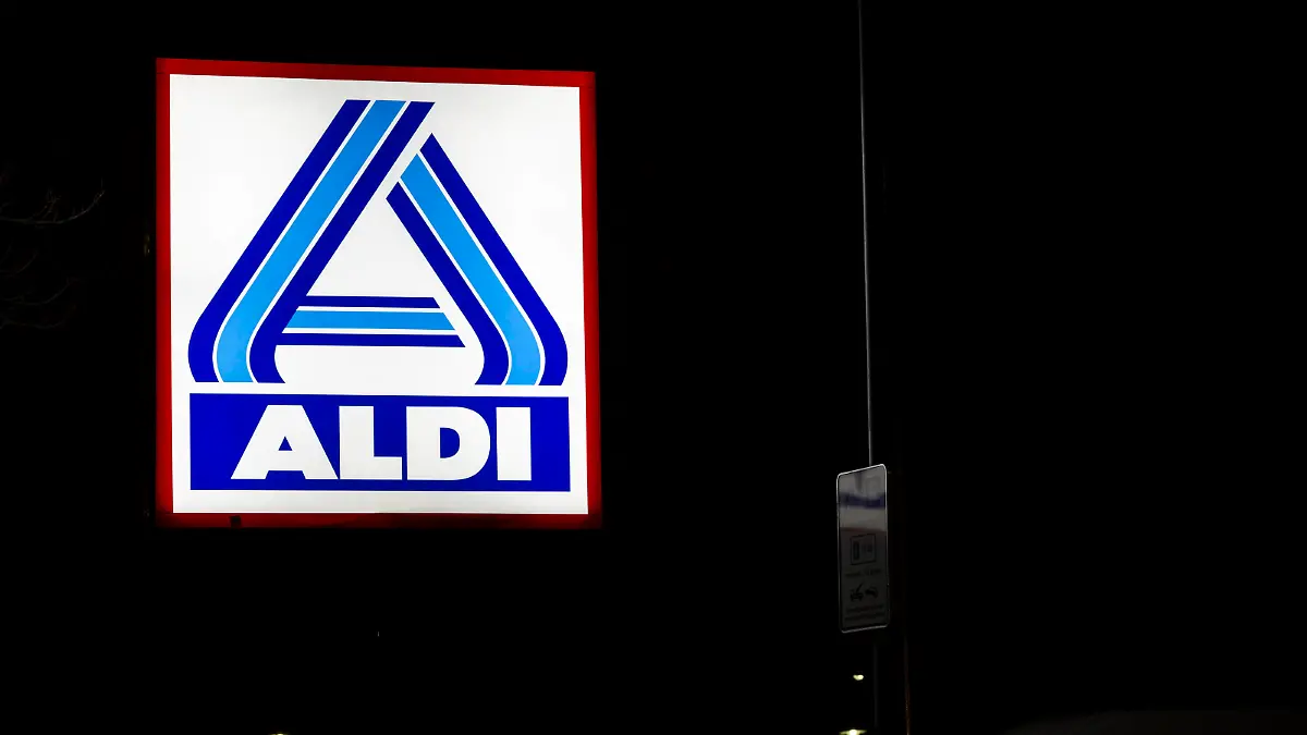 Aldi Nord Schild in der Dunkelheit in Berlin *** Aldi Nord sign in the darkness in Berlin