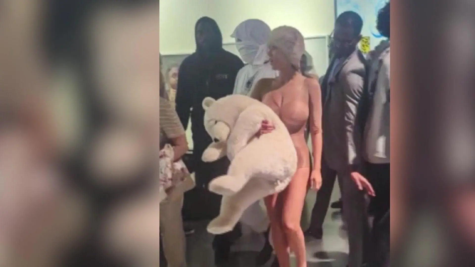 Kanye Wests Frau umarmt halbnackt einen Teddy Verrückter geht's wohl kaum!
