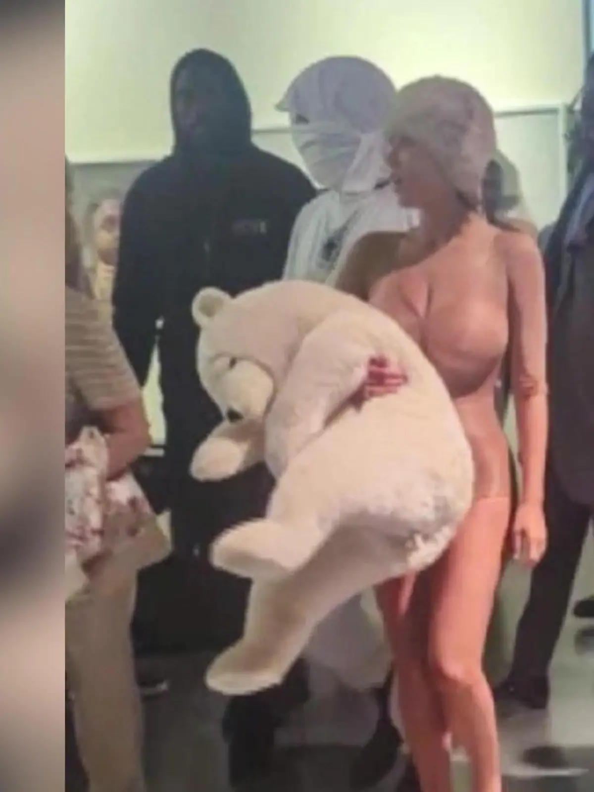 Bild zu: "Kanye Wests Frau umarmt halbnackt einen Teddy"