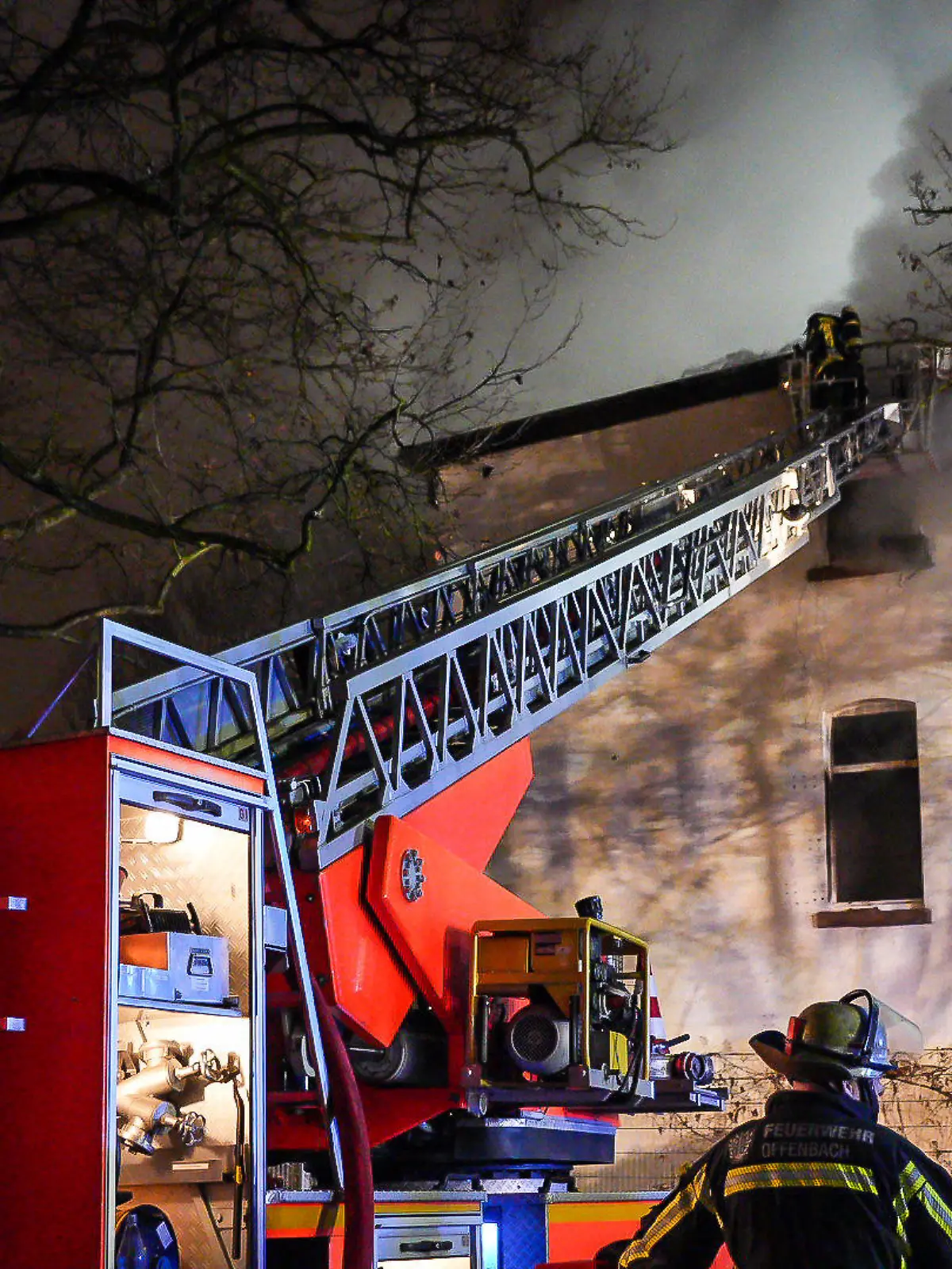 12.12.2023, Hessen, Offenbach: Ein Gebäude brennt in Offenbach und die Feuerwehr ist im Einsatz. Beim Brand eines mehrstöckigen Wohnhauses in der Offenbacher Innenstadt ist am Dienstag mindestens ein Mensch ums Leben gekommen. Ob weitere Bewohner verletzt wurden war zunächst unklar. Foto: 5vision.News/5VISION.NEWS/dpa +++ dpa-Bildfunk +++