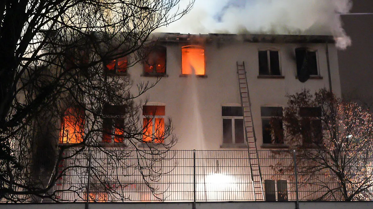 12.12.2023, Hessen, Offenbach: Ein Gebäude brennt in Offenbach. Beim Brand eines mehrstöckigen Wohnhauses in der Offenbacher Innenstadt ist am Dienstag mindestens ein Mensch ums Leben gekommen. Ob weitere Bewohner verletzt wurden war zunächst unklar. Foto: 5vision.News/5VISION.NEWS/dpa +++ dpa-Bildfunk +++