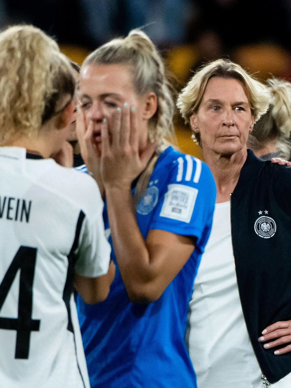 FIFA Fußball Frauen WM 2023, Südkorea - Deutschland Martina Voss-Tecklenburg Deutschland, Bundestrainerin, Merle Frohms Deutschland, 01, Lena Lattwein Deutschland, 14, ist enttauescht ueber das Unentschieden und ausscheiden nach der Gruppenphase, AUS, Suedkorea vs Deutschland, FIFA Frauen Fussball Weltmeisterschaft Australien 2023, 3. Spieltag, Gruppe H, 03.08.2023 AUS, Suedkorea vs Deutschland, FIFA Frauen Fussball Weltmeisterschaft Australien 2023, 3. Spieltag, Gruppe H, 03.08.2023 Brisbane *** Martina Voss Tecklenburg Germany, national coach , Merle Frohms Germany, 01 , Lena Lattwein Germany, 14 , is disappointed with the draw and elimination after the group stage, AUS, South Korea vs Germany, FIFA Womens World Cup Australia 2023, Matchday 3, Group H, 03 08 2023 AUS, South Korea vs Germany, FIFA Womens World Cup Australia 2023, Matchday 3, Group H, 03 08 2023 Brisbane Copyright: xEibner-Pressefoto/Memmlerx EP_MMR