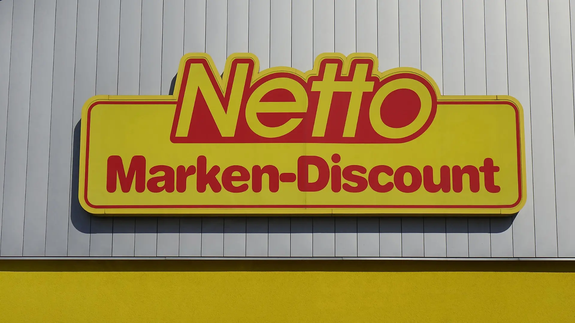 30.03.2021, Lehnin, Brandenburg, Der Schriftzug Netto Marken Discount befindet sich an einem Verkaufsgebaeude. || Mindestpreis 15 Euro