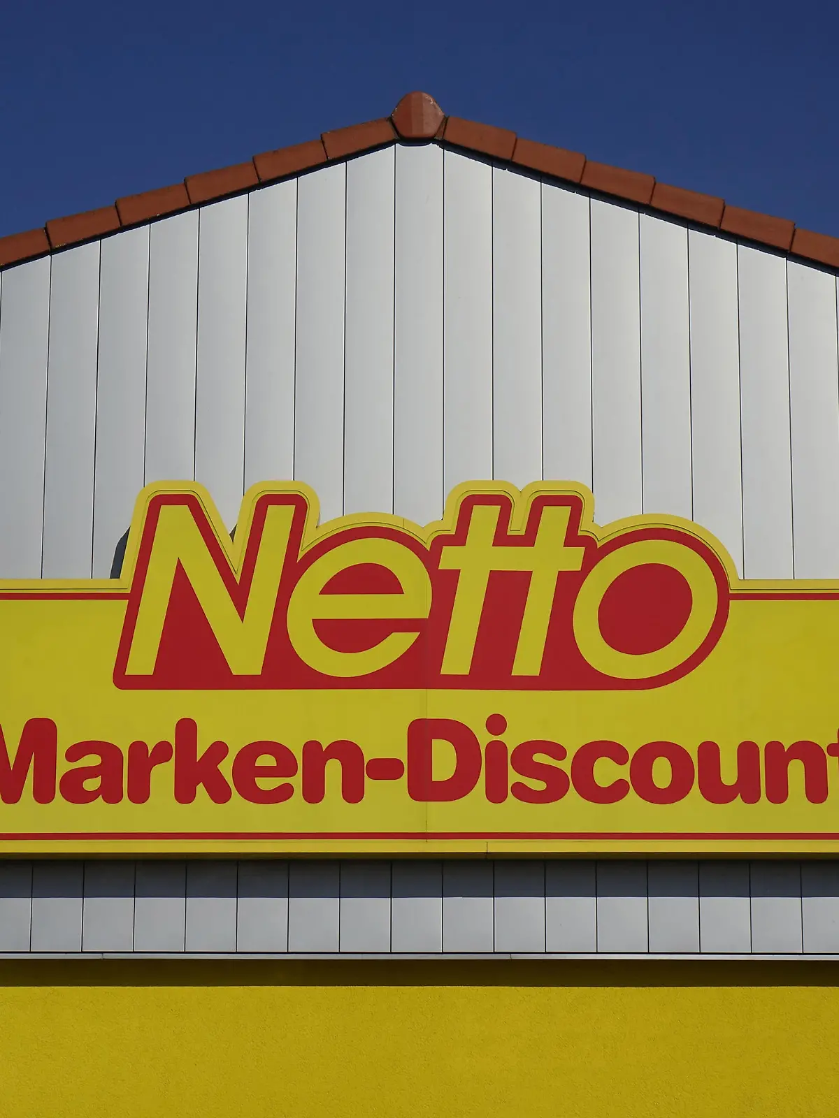 30.03.2021, Lehnin, Brandenburg, Der Schriftzug Netto Marken Discount befindet sich an einem Verkaufsgebaeude. || Mindestpreis 15 Euro 