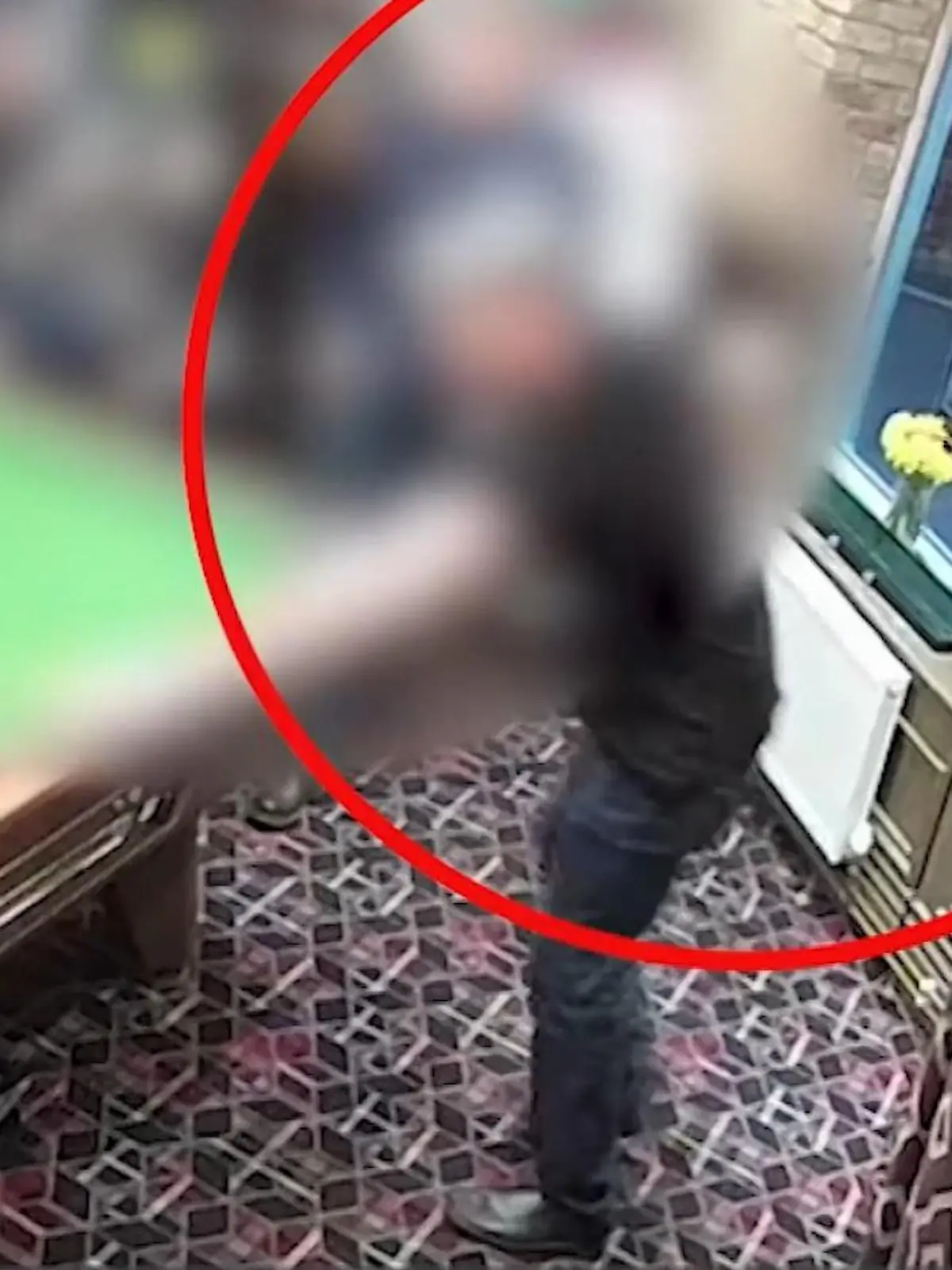 Es hätte sein letztes Spiel sein können!

Ein britischer Pub-Besucher zeigt sich völlig unbeeindruckt, als genau hinter ihm ein Auto in die Hauswand einschlägt. Unbehelligt spielt er weiter - die Bilder dazu im Video!