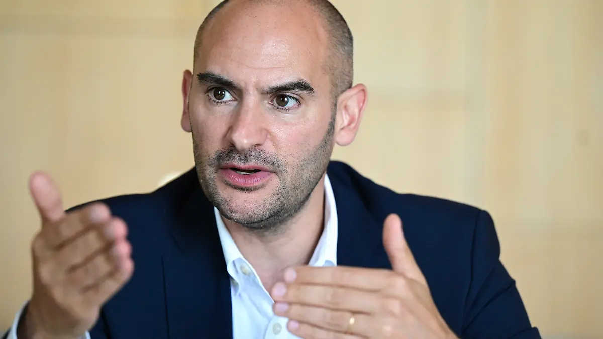ARCHIV - 20.07.2023, Baden-Württemberg, Stuttgart: Danyal Bayaz (Bündnis 90/Die Grünen), Finanzminister von Baden-Württemberg, aufgenommen in seinem Büro bei einem Interview mit der Deutschen Presse-Agentur. (zu dpa «Baden-Württembergs Finanzminister: Werden länger arbeiten müssen») Foto: Bernd Weißbrod/dpa +++ dpa-Bildfunk +++