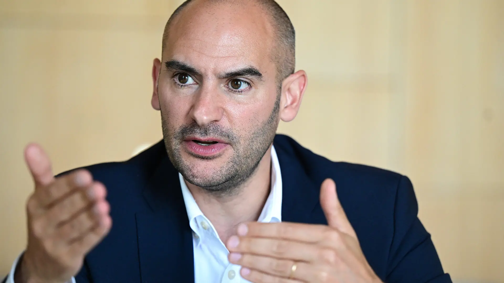 ARCHIV - 20.07.2023, Baden-Württemberg, Stuttgart: Danyal Bayaz (Bündnis 90/Die Grünen), Finanzminister von Baden-Württemberg, aufgenommen in seinem Büro bei einem Interview mit der Deutschen Presse-Agentur. (zu dpa «Baden-Württembergs Finanzminister: Werden länger arbeiten müssen») Foto: Bernd Weißbrod/dpa +++ dpa-Bildfunk +++