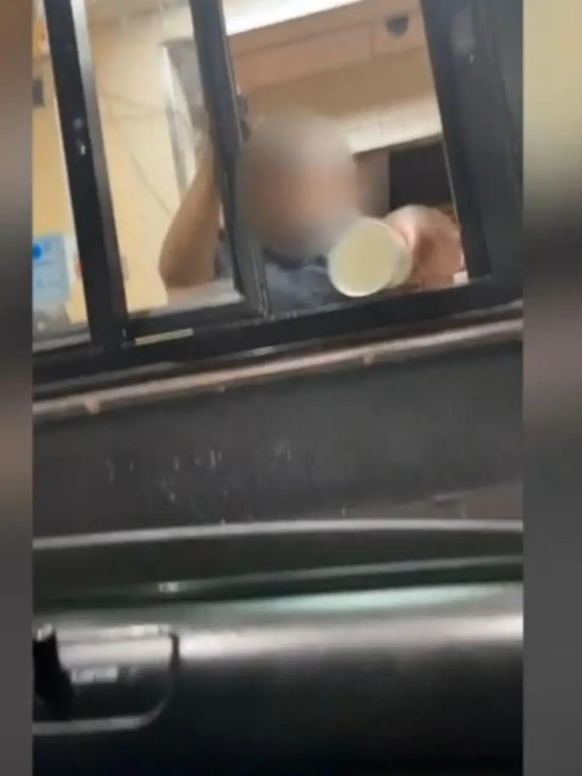 Eine McDonalds-Mitarbeiterin schüttet der Kundin einen vollen Becher Wasser ins Gesicht. Mehr dazu im Video.