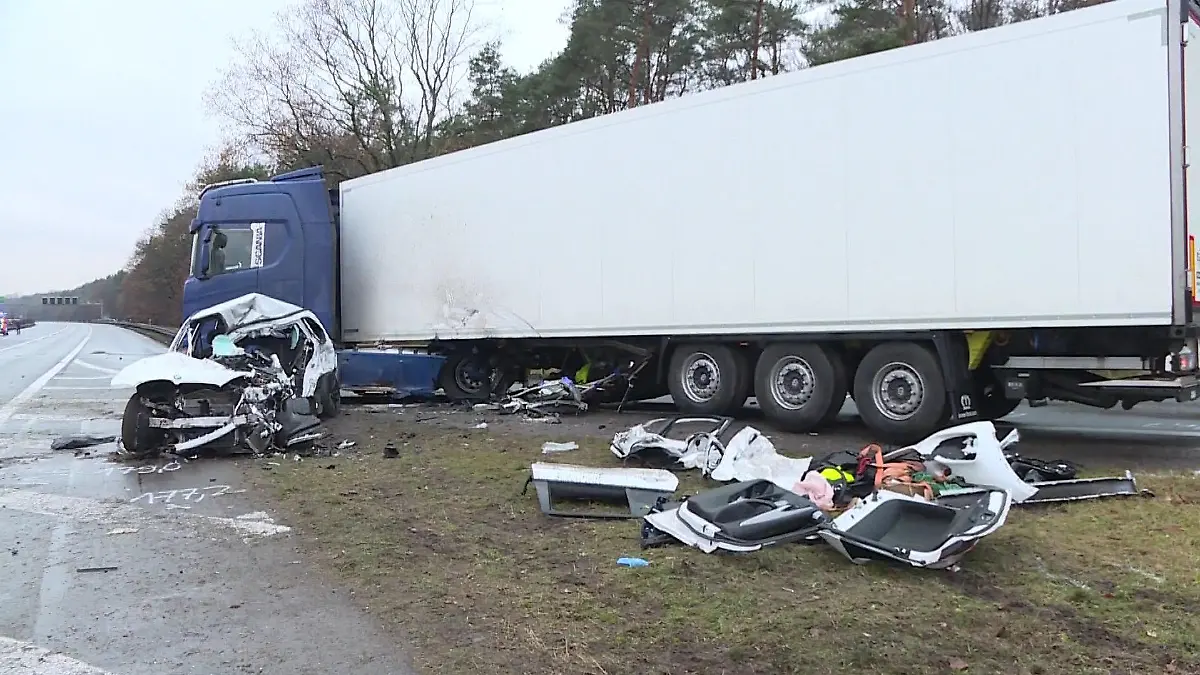 Das Auto ist durch den Aufprall völlig zerstört.