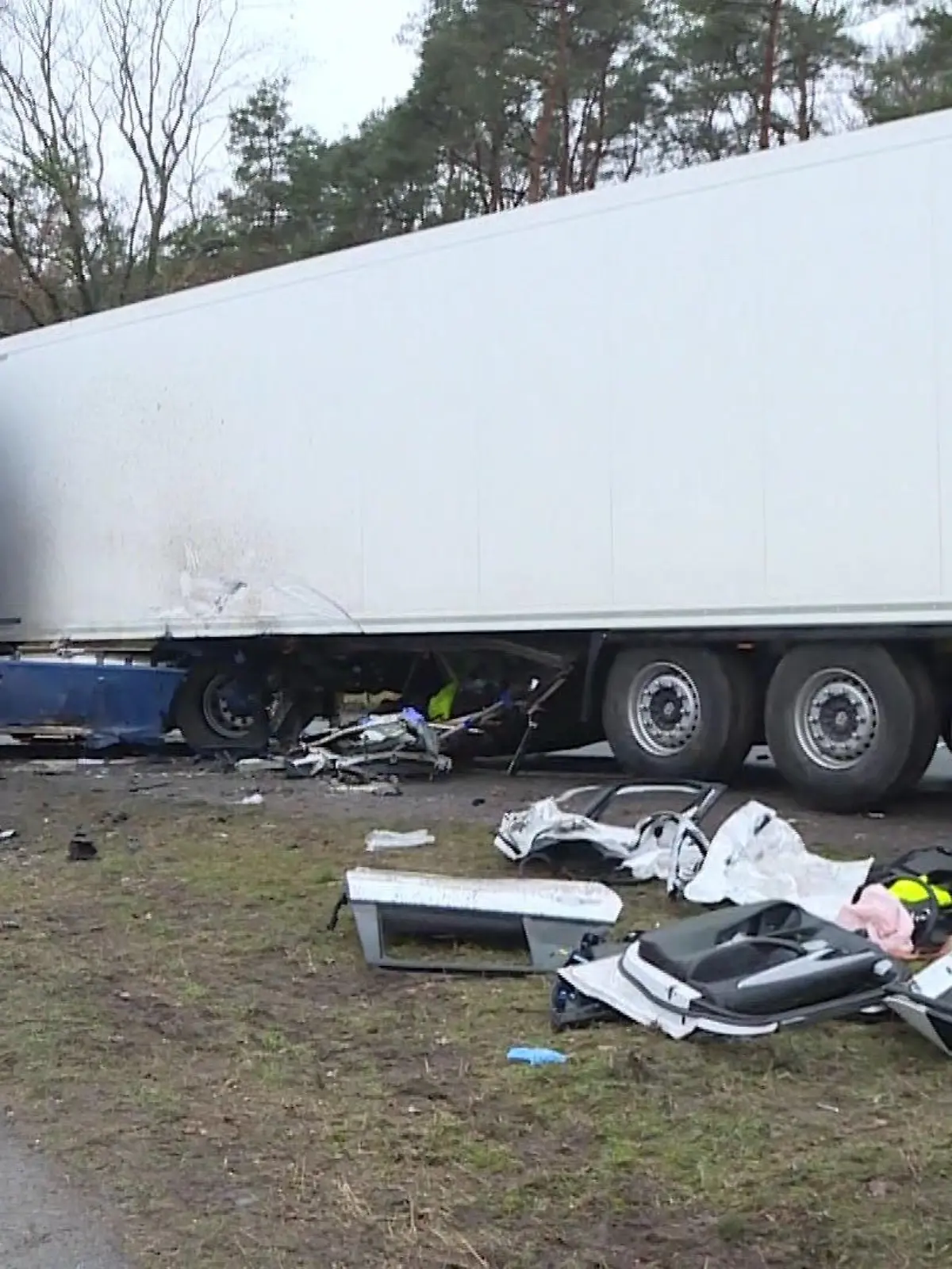 Das Auto ist durch den Aufprall völlig zerstört.