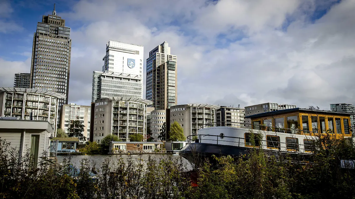 2022-10-24 15:26:49 AMSTERDAM - Außenansicht des Philips-Hauptsitzes, von der Amstel aus gesehen. Der Technologiekonzern streicht weltweit viertausend Stellen, davon 400 in den Niederlanden, weil es dem Unternehmen seit einiger Zeit nicht gut geht. ANP SEM VAN DER WAL