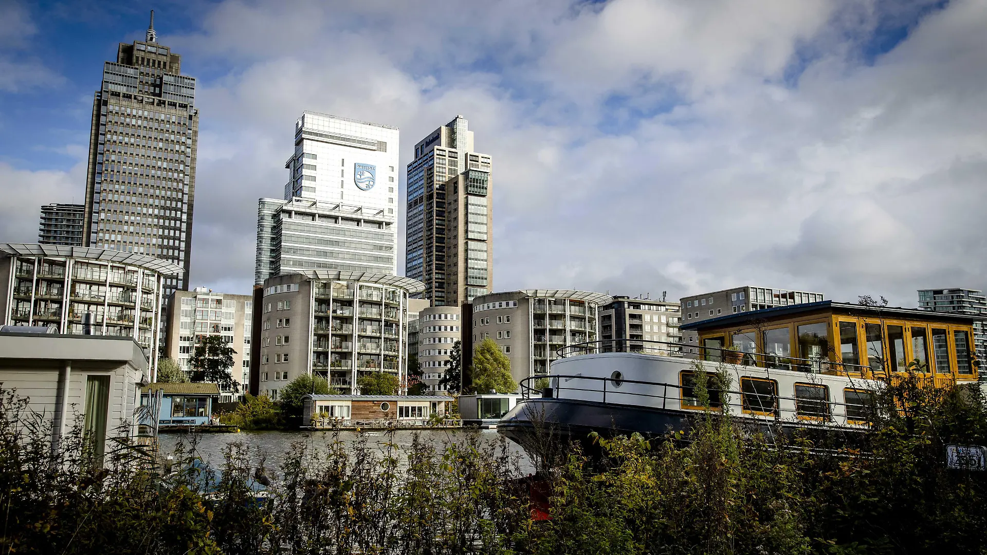 2022-10-24 15:26:49 AMSTERDAM - Außenansicht des Philips-Hauptsitzes, von der Amstel aus gesehen. Der Technologiekonzern streicht weltweit viertausend Stellen, davon 400 in den Niederlanden, weil es dem Unternehmen seit einiger Zeit nicht gut geht. ANP SEM VAN DER WAL