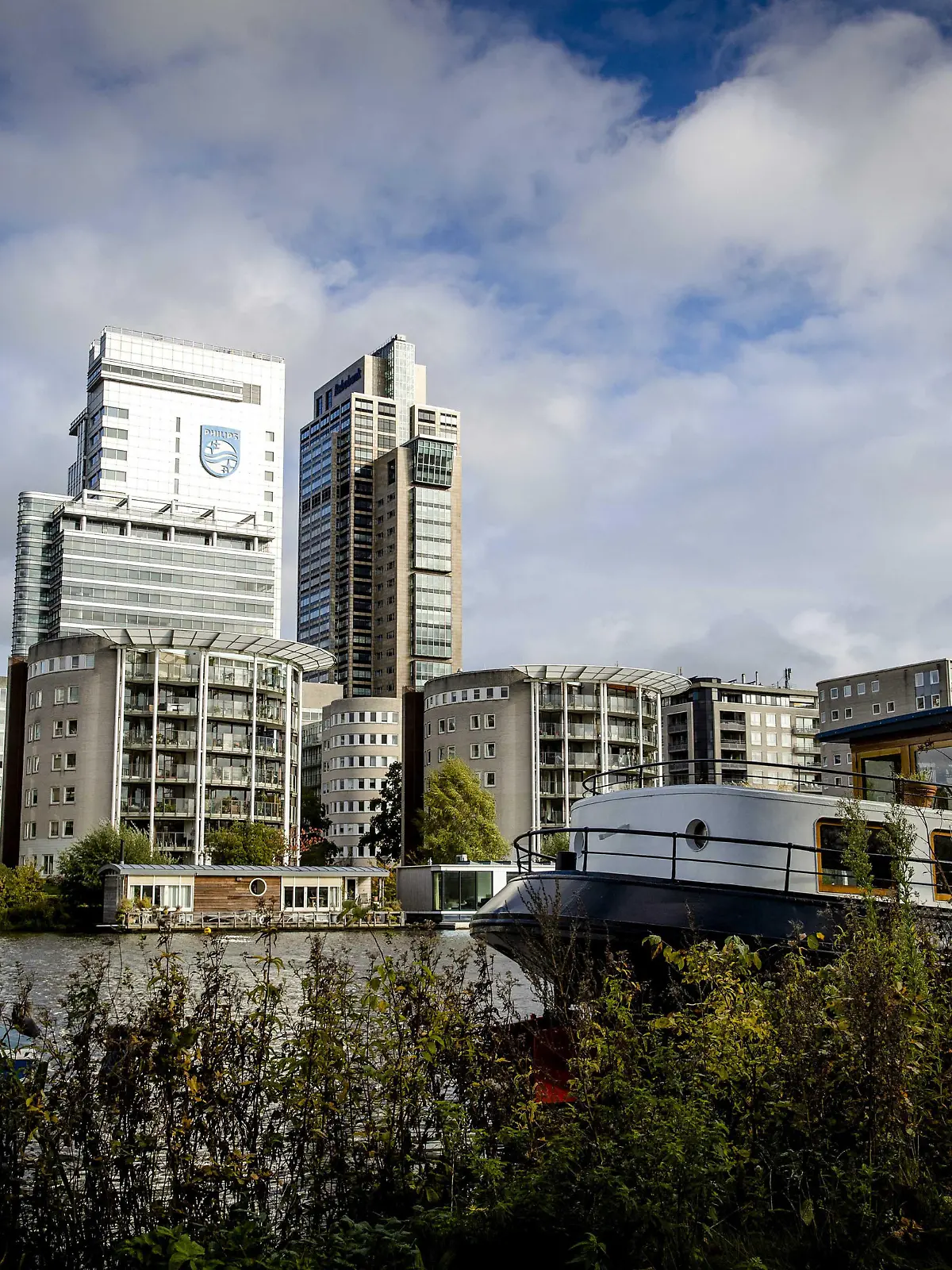 2022-10-24 15:26:49 AMSTERDAM - Außenansicht des Philips-Hauptsitzes, von der Amstel aus gesehen. Der Technologiekonzern streicht weltweit viertausend Stellen, davon 400 in den Niederlanden, weil es dem Unternehmen seit einiger Zeit nicht gut geht. ANP SEM VAN DER WAL