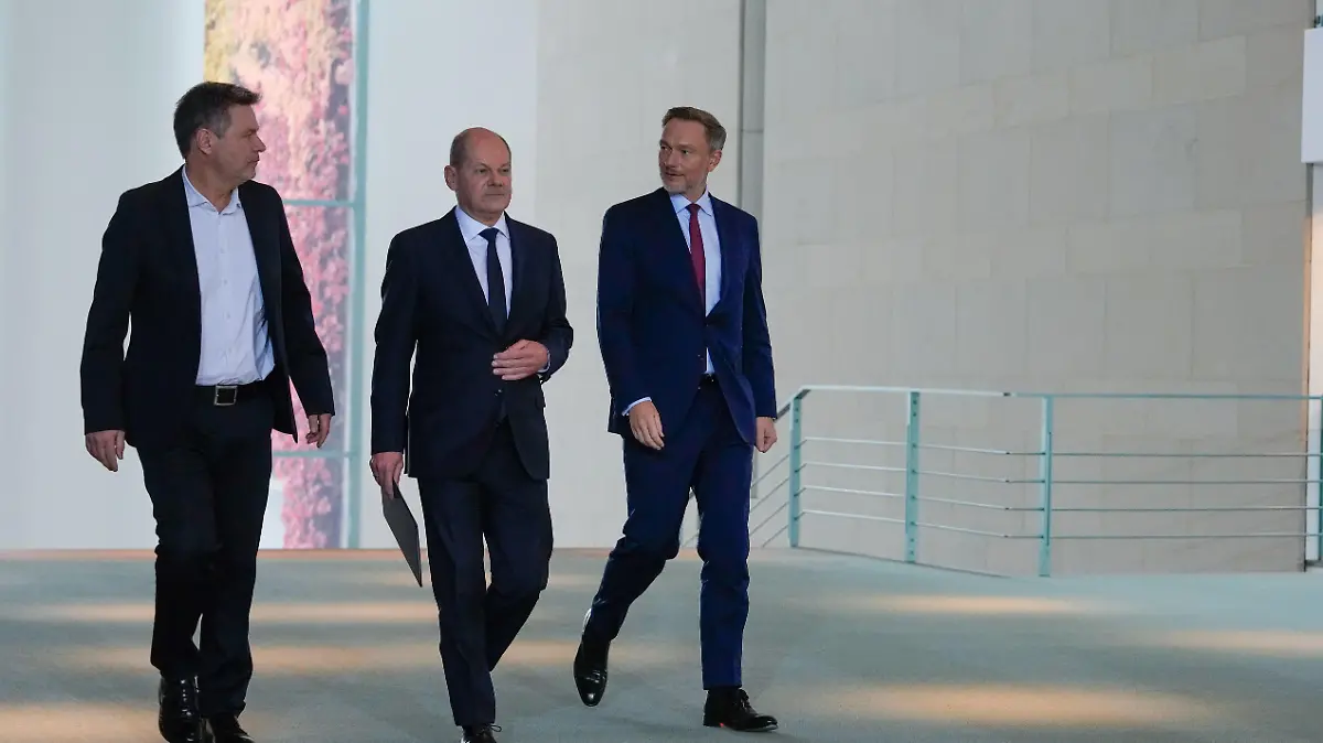 Pressestatements Scholz, Habeck, Lindner Pressestatements von Bundeskanzler Scholz, Bundesminister Habeck und Bundesminister Lindner, wegen Verfassungsgerichtsurteil Berlin Berlin GER *** Press statements Scholz, Habeck, Lindner Press statements by Federal Chancellor Scholz, Federal Minister Habeck and Federal Minister Lindner, due to Constitutional Court ruling Berlin Berlin GER