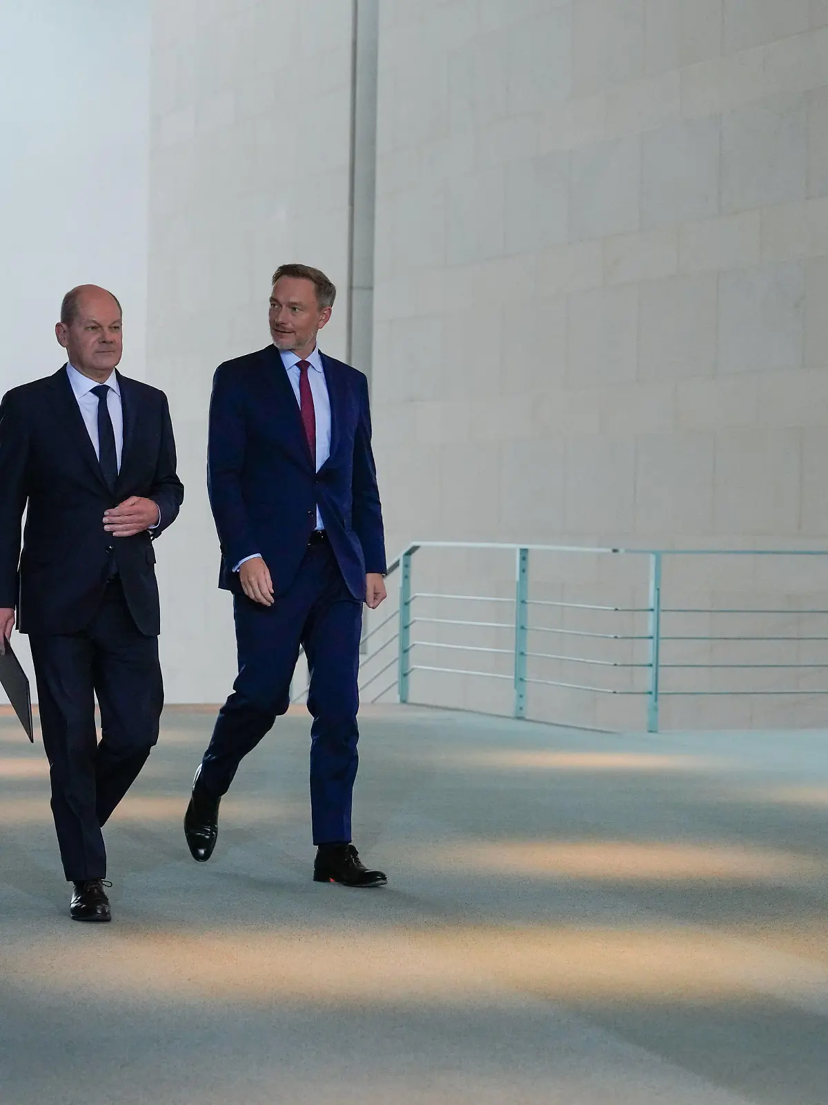 Pressestatements Scholz, Habeck, Lindner Pressestatements von Bundeskanzler Scholz, Bundesminister Habeck und Bundesminister Lindner, wegen Verfassungsgerichtsurteil Berlin Berlin GER *** Press statements Scholz, Habeck, Lindner Press statements by Federal Chancellor Scholz, Federal Minister Habeck and Federal Minister Lindner, due to Constitutional Court ruling Berlin Berlin GER