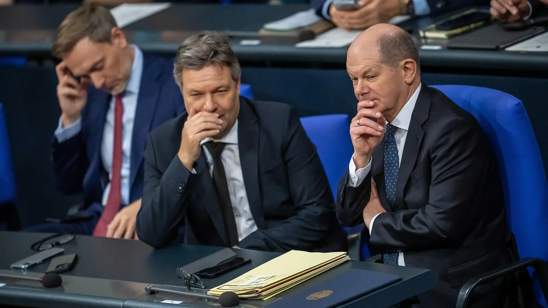13.12.2023, Berlin: Christian Lindner (FDP), Bundesminister der Finanzen, Robert Habeck (Bündnis 90/Die Grünen), Bundesminister für Wirtschaft und Klimaschutz, und Bundeskanzler Olaf Scholz (SPD) nehmen an der Sitzung des Bundestags mit der Regierungserklärung des Bundeskanzlers teil. In der Nacht haben sich die Ampelparteien auf einen Bundeshaushalt für das Jahr 2024 geeinigt. Foto: Michael Kappeler/dpa +++ dpa-Bildfunk +++