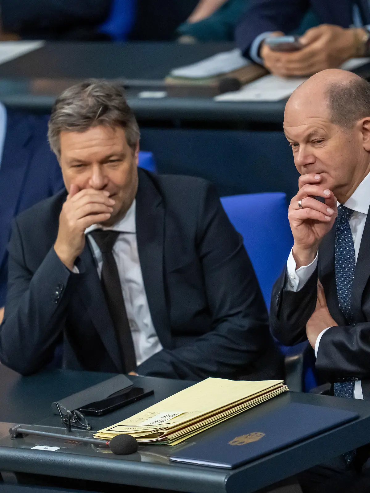 13.12.2023, Berlin: Christian Lindner (FDP), Bundesminister der Finanzen, Robert Habeck (Bündnis 90/Die Grünen), Bundesminister für Wirtschaft und Klimaschutz, und Bundeskanzler Olaf Scholz (SPD) nehmen an der Sitzung des Bundestags mit der Regierungserklärung des Bundeskanzlers teil. In der Nacht haben sich die Ampelparteien auf einen Bundeshaushalt für das Jahr 2024 geeinigt. Foto: Michael Kappeler/dpa +++ dpa-Bildfunk +++