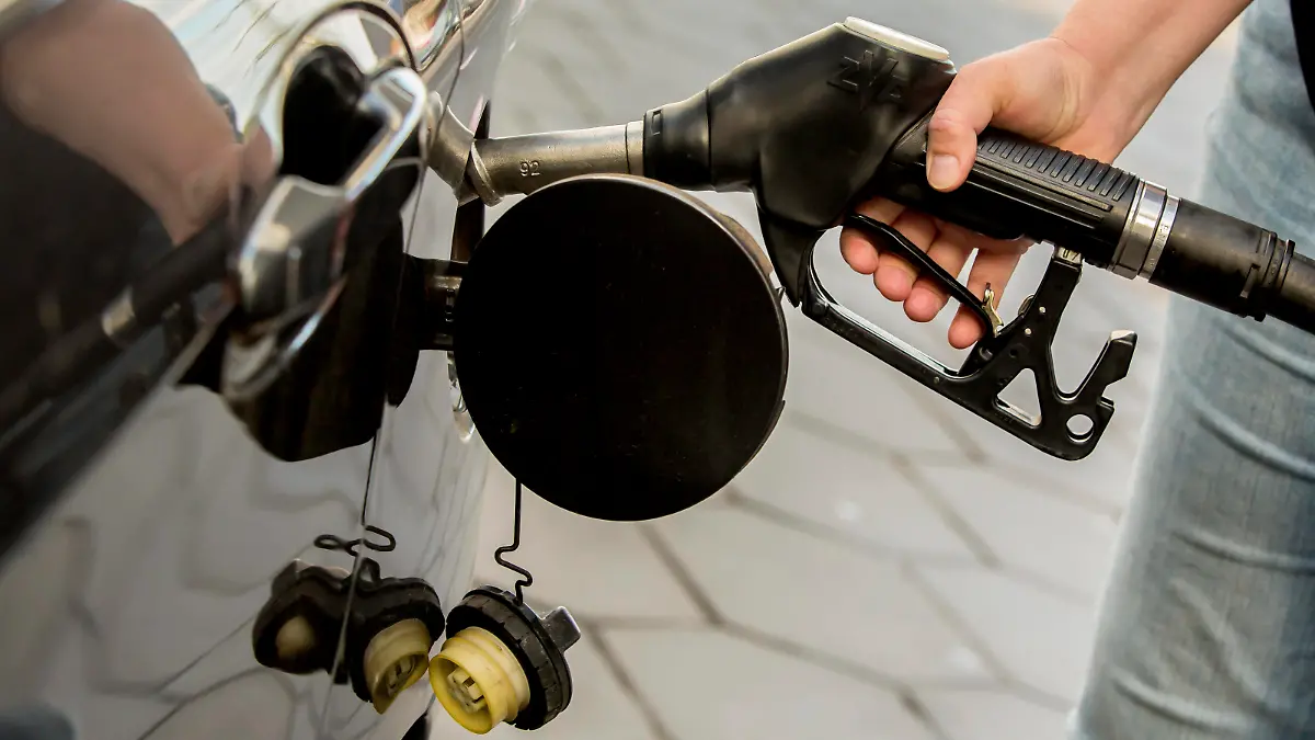 Ein Frau beim Betanken eines Fahrzeugs an einer Tankstelle Tanken *** A woman refuelling a vehicle at a service station Refuelling