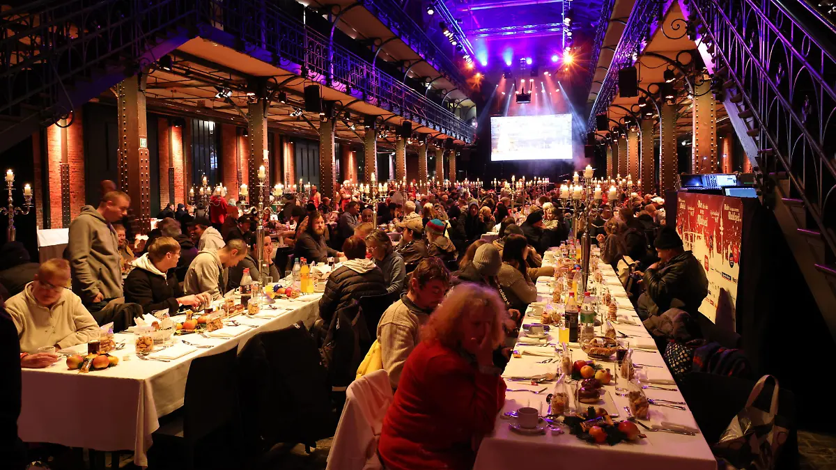 Mehr als eine warme Mahlzeit, Charity-Veranstaltung in der Fischauktionshalle Hamburg für Bedürftige und Obdachlose HamburgerInnen, Hamburg 12.12.2023 *** More than a hot meal, charity event in the Fischauktionshalle Hamburg for needy and homeless people in Hamburg, Hamburg 12 12 2023