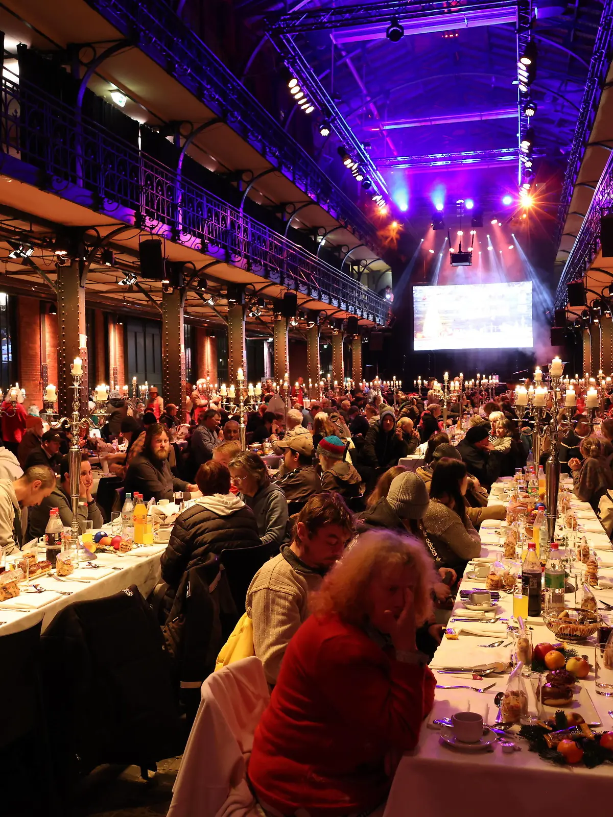 Mehr als eine warme Mahlzeit, Charity-Veranstaltung in der Fischauktionshalle Hamburg für Bedürftige und Obdachlose HamburgerInnen, Hamburg 12.12.2023 *** More than a hot meal, charity event in the Fischauktionshalle Hamburg for needy and homeless people in Hamburg, Hamburg 12 12 2023