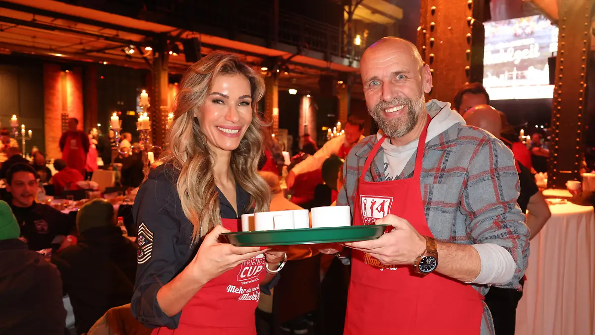 Yasmina Filali und Holger Stanislawski helfen ehrenamtlich mit, Mehr als eine warme Mahlzeit, Charity-Veranstaltung in der Fischauktionshalle Hamburg für Bedürftige und Obdachlose HamburgerInnen, Hamburg 12.12.2023 *** Yasmina Filali and Holger Stanislawski volunteer to help, More than a hot meal, charity event in the Fischauktionshalle Hamburg for needy and homeless people in Hamburg, Hamburg 12 12 2023