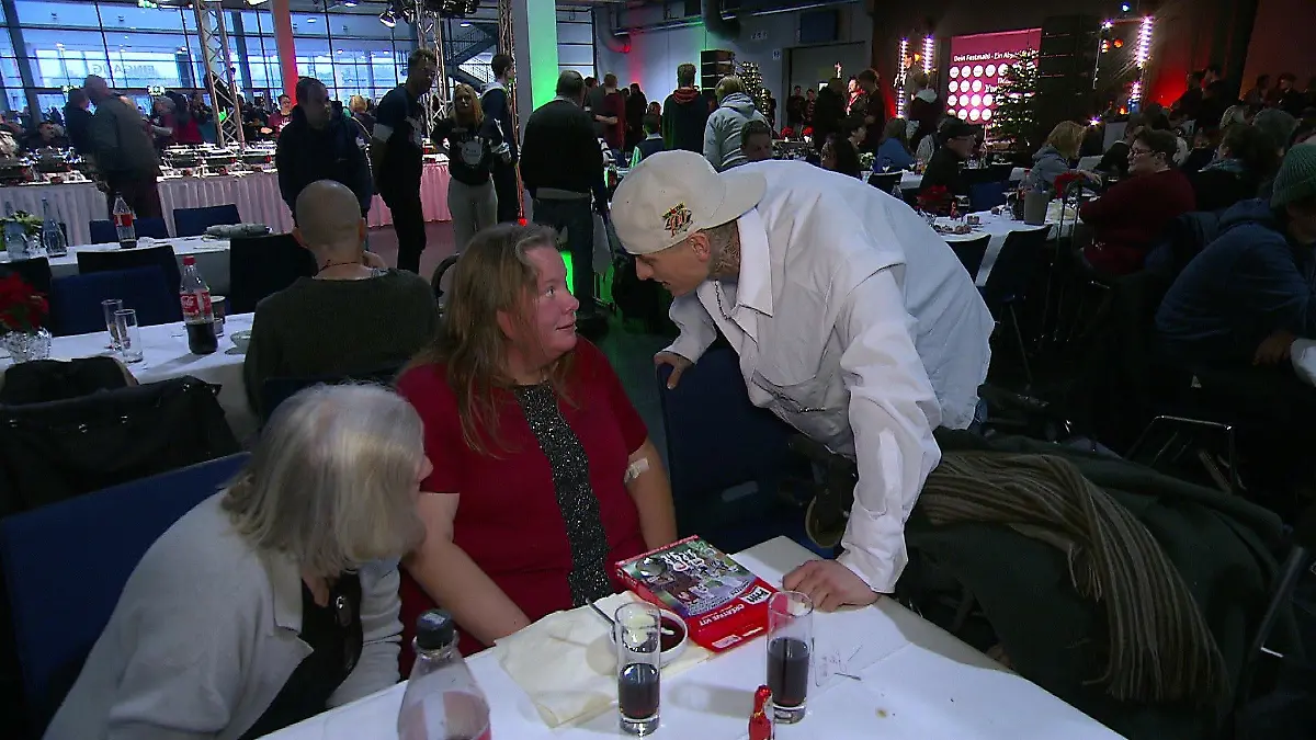 Fabian Tietjen im Gespräch mit zwei Gästen in Bremen.
