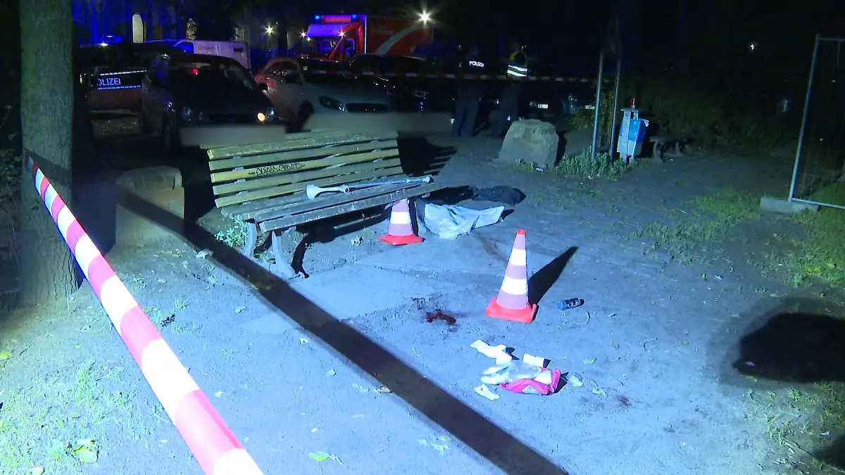 Ermittler sichern Spuren an der Bank im Kreuzberger Park, wo der Täter den Hund kaltblütig erschoss.