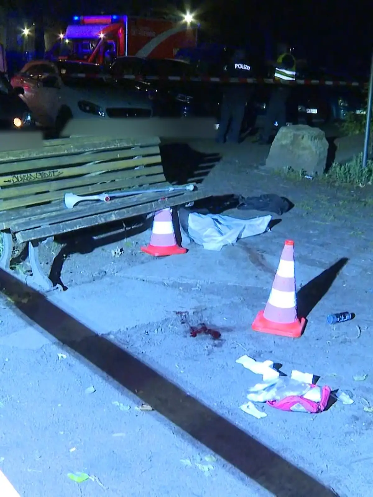 Ermittler sichern Spuren an der Bank im Kreuzberger Park, wo der Täter den Hund kaltblütig erschoss.