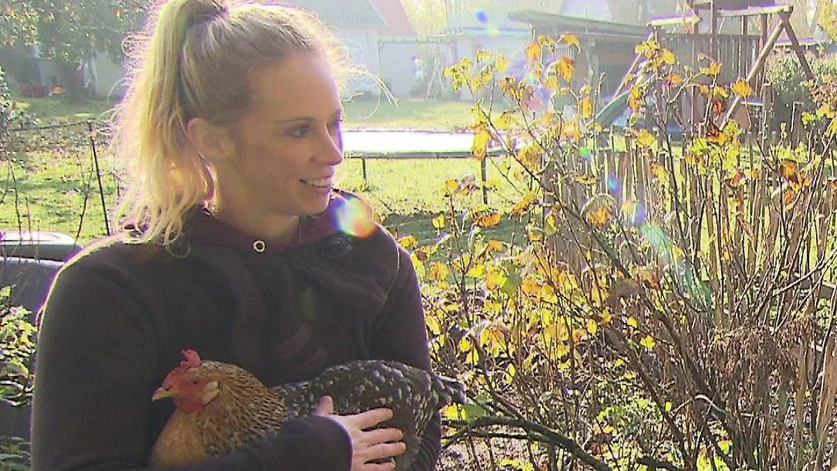 RTL-Nord-Reporterin Isabell Jensen ist aufs Huhn gekommen.