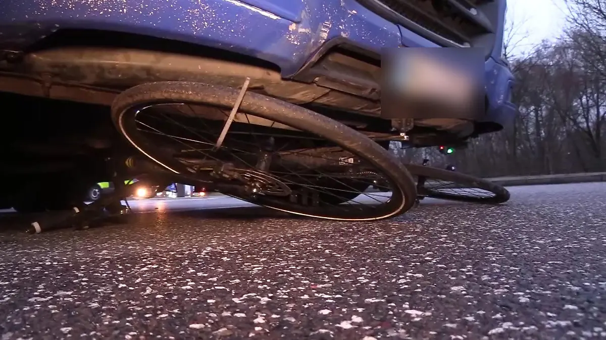 Nach dem Unfall klemmt das Fahrrad noch unter dem Lastwagen.