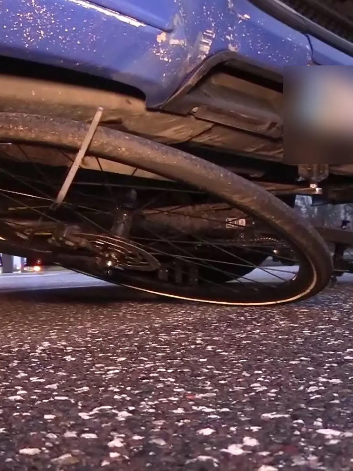 Nach dem Unfall klemmt das Fahrrad noch unter dem Lastwagen.