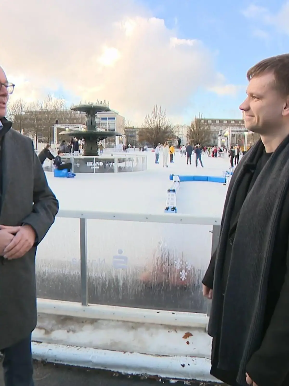 „Auf rot sind Sie bestimmt nicht so gut zu sprechen?“ – „Doch, rot passt mir eigentlich ganz gut.“
Eine überraschende Aussage des Fraktionsvorsitzenden Mathias Wagner (Grüne Hessen), schließlich wird seine Partei nach den letzten Landtagswahlen in Hessen durch die SPD als Koalitionspartner der CDU ersetzt. In diesem Fall geht es aber nur um die Frage, welche Farbe er beim Eisstockschießen wählt – und da ist rot völlig in Ordnung. Wie die Grüne im nächsten Jahr in Hessen weiterregieren will, verrät Mathias Günter im RTL Hessen-Weihnachtsinterview. Mehr im Video.