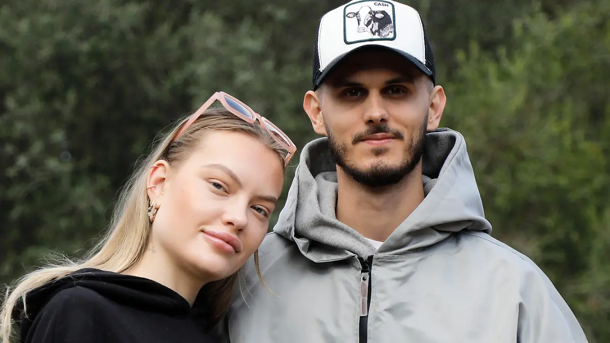 ARCHIV - 25.11.2021, Spanien, Felanitx: Das Paar Cheyenne Ochsenknecht und Nino Sifkovits steht im Garten eines Hauses auf Mallorca. Cheyenne Ochsenknecht (22) hat ihr zweites Kind bekommen. Am Mittwoch kam Sohn Matteo Nael zur Welt. (Wiederholung mit verändertem Bildausschnitt) Foto: Clara Margais/dpa +++ dpa-Bildfunk +++