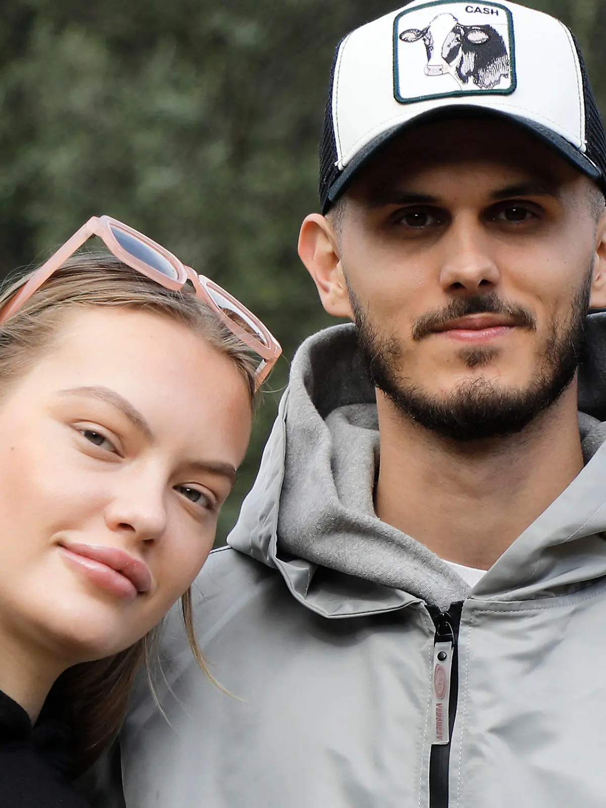ARCHIV - 25.11.2021, Spanien, Felanitx: Das Paar Cheyenne Ochsenknecht und Nino Sifkovits steht im Garten eines Hauses auf Mallorca. Cheyenne Ochsenknecht (22) hat ihr zweites Kind bekommen. Am Mittwoch kam Sohn Matteo Nael zur Welt. (Wiederholung mit verändertem Bildausschnitt) Foto: Clara Margais/dpa +++ dpa-Bildfunk +++