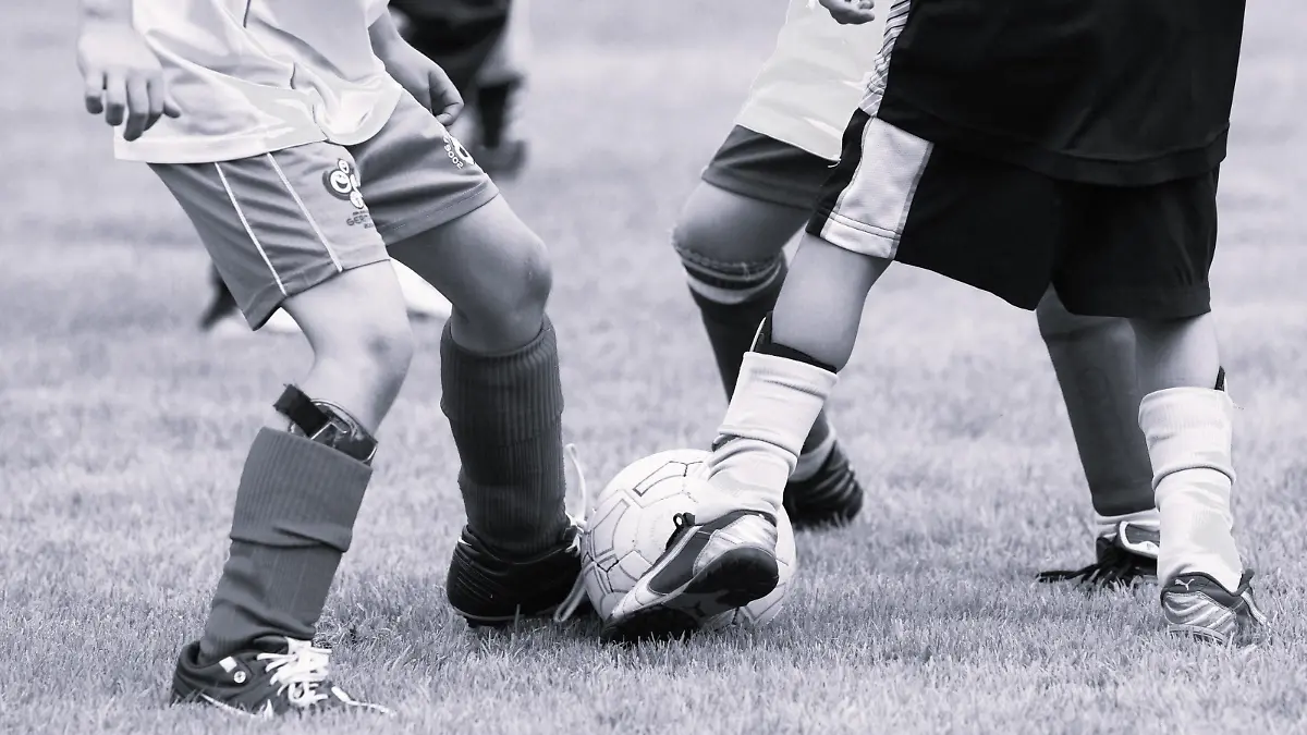 Kampf um den Ball beim Fussballspiel.
