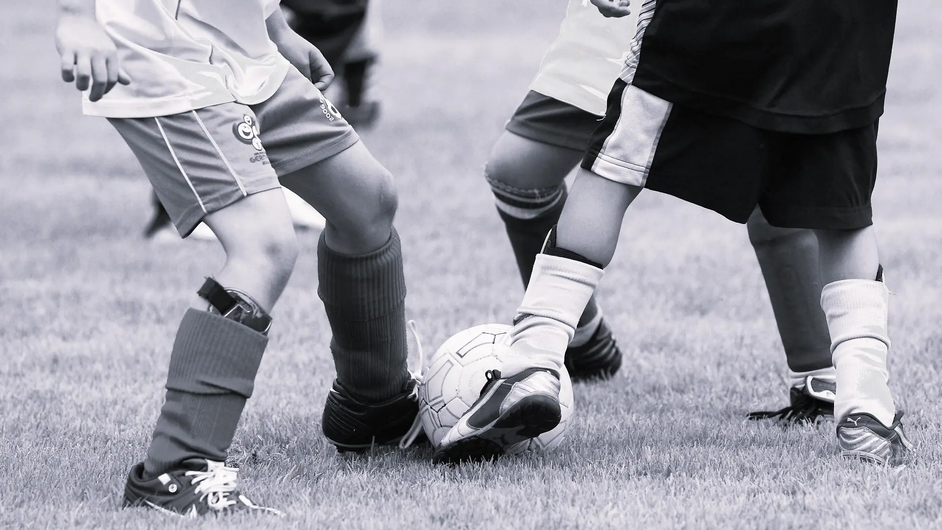 Kampf um den Ball beim Fussballspiel.
