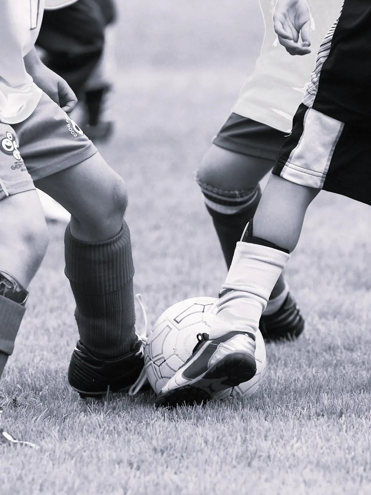 Kampf um den Ball beim Fussballspiel.