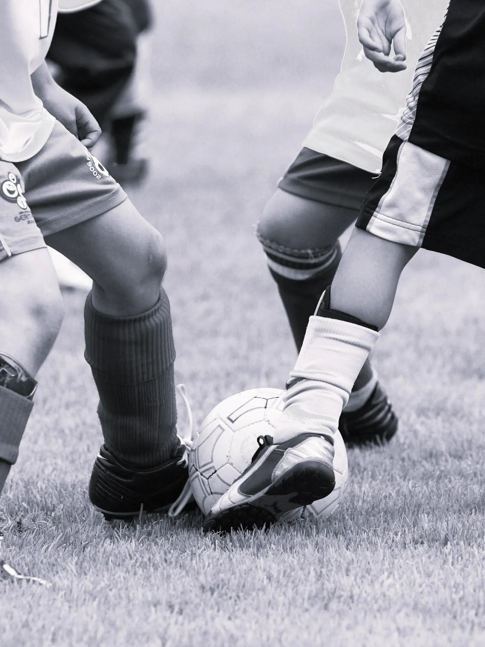 Kampf um den Ball beim Fussballspiel.
