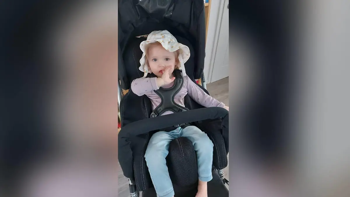 Charlotte in ihrem Reha-Buggy.