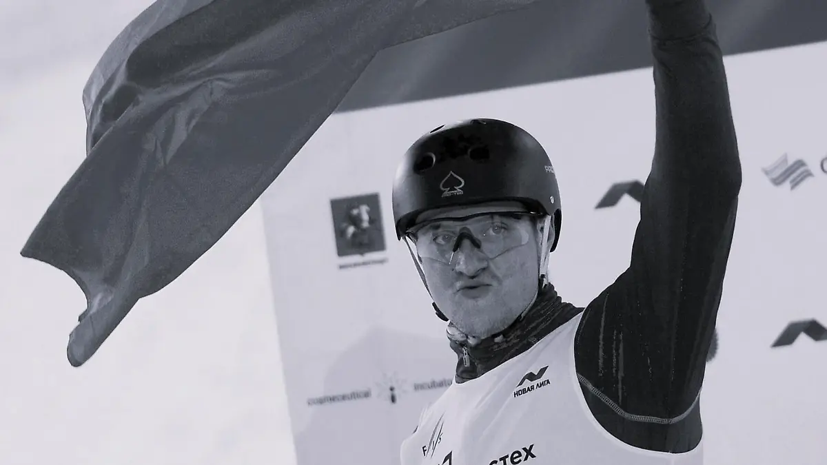 Maxim Huszik jubelt beim Aerials-Wettbewerb der Männer in Moskau 2015 mit einer belarussischen Fahne