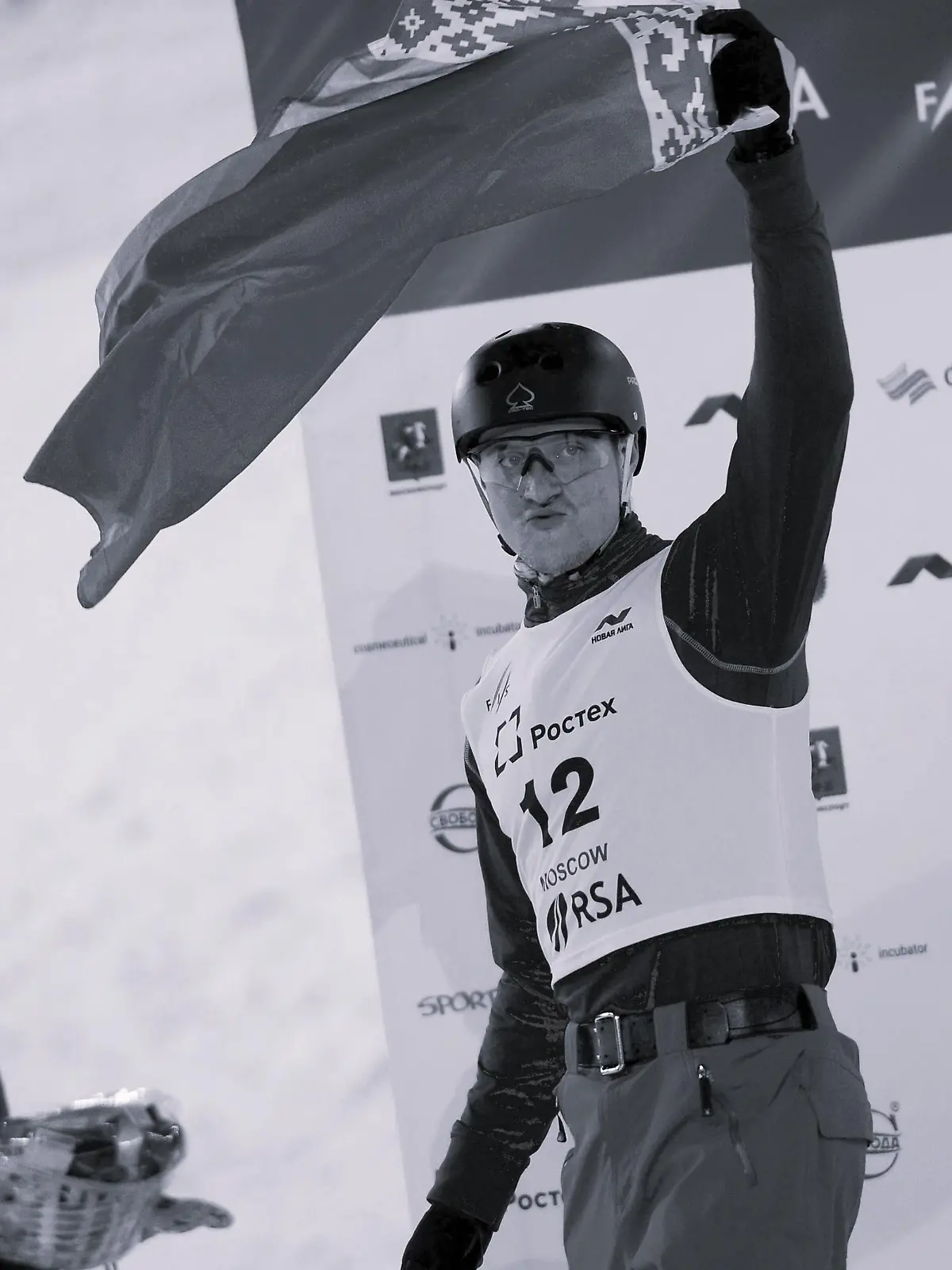 Maxim Huszik jubelt beim Aerials-Wettbewerb der Männer in Moskau 2015 mit einer belarussischen Fahne